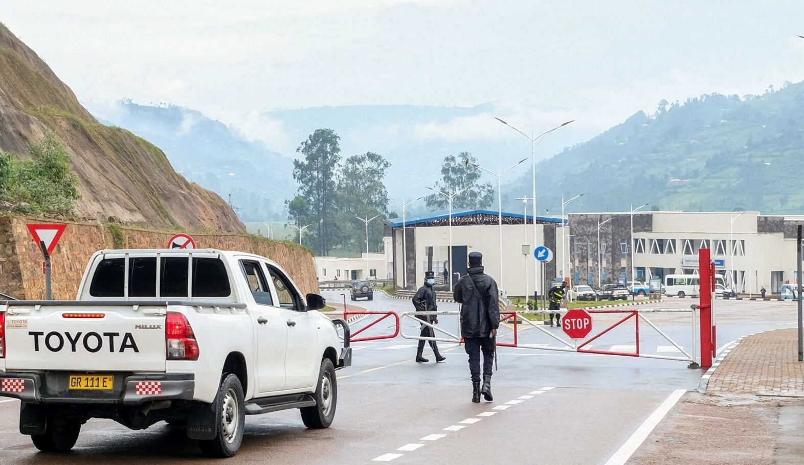 Road border crossing between Rwanda and Uganda
